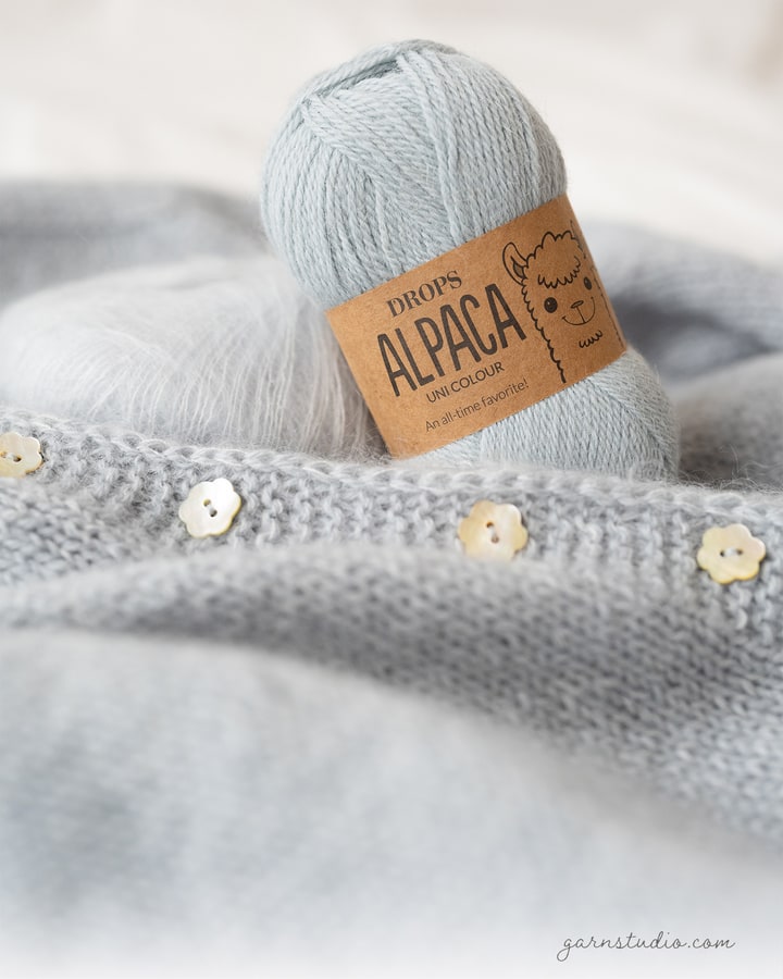 Lyseblå DROPS Alpaca på et blødt strikkeprojekt