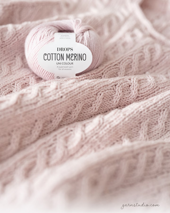 DROPS Cotton Merino på et rosa strikkeprojekt med snoninger