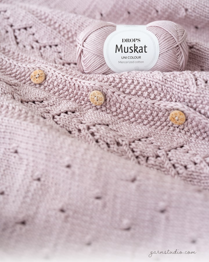 DROPS Muskat på en lys lilla cardigan i bomuld