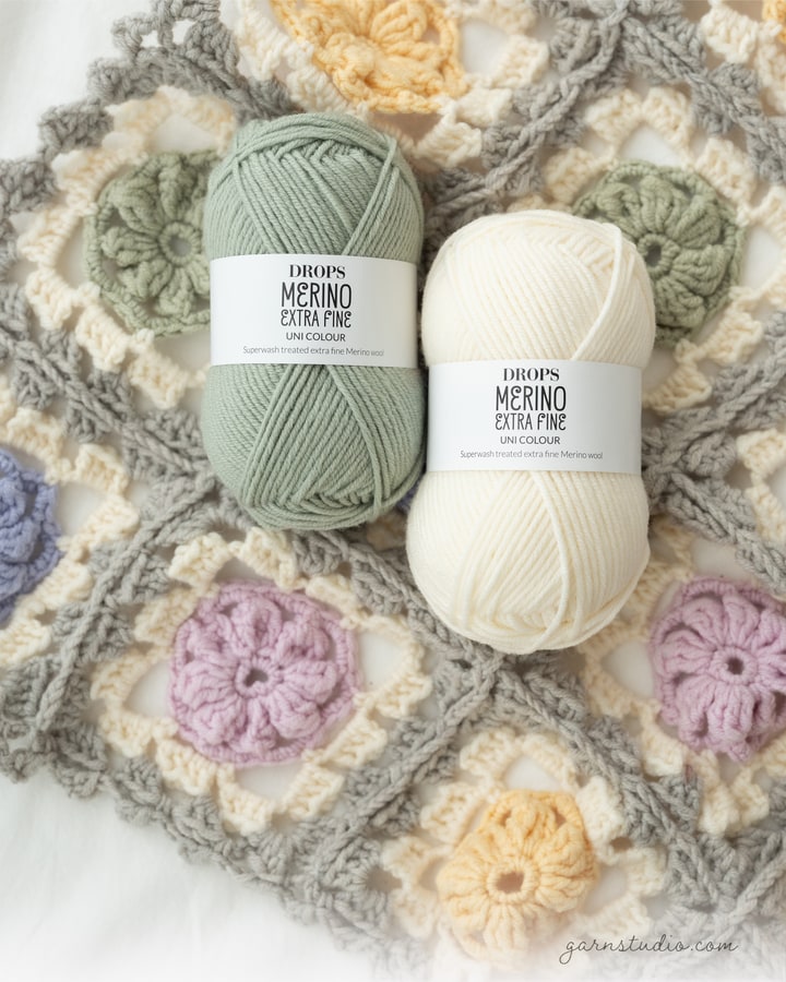 DROPS Merino Extra Fine på hæklede blomster i pasteller