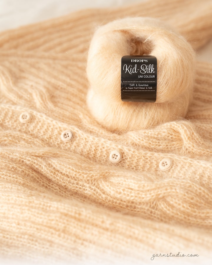 Gyldent DROPS Kid-Silk på en blød, strikket cardigan