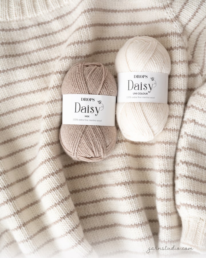 DROPS Daisy på en stribet, ulden trøje